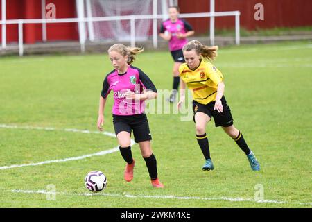 Briton Ferry, Wales. 18. Mai 2019. Gwenan Horgan aus Pontardawe Town (links) im Einsatz beim U14 West Wales Women's and Girls' League Cup Finale zwischen den Mumbles Rangers und Pontardawe Town auf der Old Road in Briton Ferry, Wales, Großbritannien am 18. Mai 2019. Quelle: Duncan Thomas/Majestic Media. Stockfoto