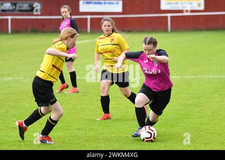 Briton Ferry, Wales. 18. Mai 2019. Maisie Miller aus Pontardawe Town (rechts) in Aktion beim U14 West Wales Women's and Girls' League Cup Finale zwischen den Mumbles Rangers und Pontardawe Town auf der Old Road in Briton Ferry, Wales, Großbritannien am 18. Mai 2019. Quelle: Duncan Thomas/Majestic Media. Stockfoto