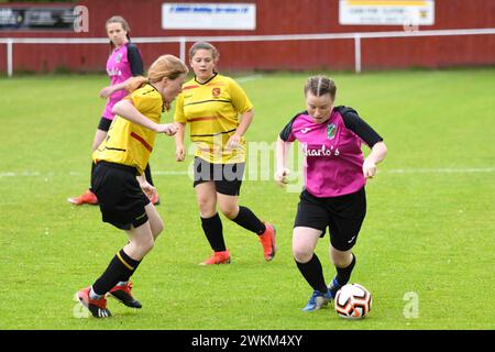 Briton Ferry, Wales. 18. Mai 2019. Maisie Miller aus Pontardawe Town (rechts) am 18. Mai 2019 beim U14 West Wales Women's and Girls' League Cup Finale zwischen den Mumbles Rangers und Pontardawe Town auf der Old Road in Briton Ferry, Wales, Großbritannien. Quelle: Duncan Thomas/Majestic Media. Stockfoto