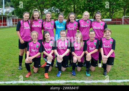 Briton Ferry, Wales. 18. Mai 2019. Die Pontardawe Town Girls U14 Team vor dem Finale des West Wales Women's and Girls' League Cup zwischen den Mumbles Rangers und Pontardawe Town auf der Old Road in Briton Ferry, Wales, Großbritannien am 18. Mai 2019. Quelle: Duncan Thomas/Majestic Media. Stockfoto