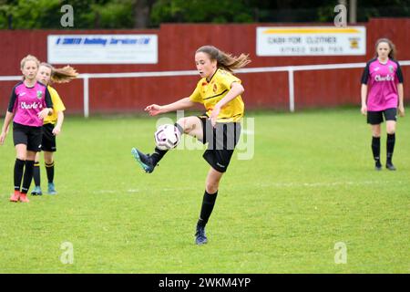 Briton Ferry, Wales. 18. Mai 2019. Olivia Francis von den Mumbles Rangers in Aktion beim U14 West Wales Women's and Girls' League Cup Finale zwischen den Mumbles Rangers und Pontardawe Town am 18. Mai 2019 in Briton Ferry, Wales. Quelle: Duncan Thomas/Majestic Media. Stockfoto