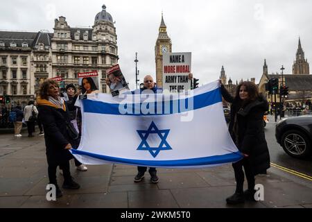 London, Großbritannien. 21. Februar 2024. Anhänger pro-Israel mit Schildern und Fahnen veranstalten eine kleine Demonstration auf dem Parlamentsplatz, in der sie fordern, dass israelische Geiseln nach dem Angriff der Hamas auf Israel am 6. Oktober 2023 freigelassen werden. Quelle: Stephen Chung / Alamy Live News Stockfoto