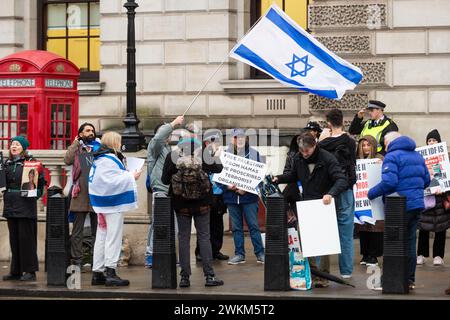 London, Großbritannien. 21. Februar 2024. Anhänger pro-Israel mit Schildern und Fahnen veranstalten eine kleine Demonstration auf dem Parlamentsplatz, in der sie fordern, dass israelische Geiseln nach dem Angriff der Hamas auf Israel am 6. Oktober 2023 freigelassen werden. Quelle: Stephen Chung / Alamy Live News Stockfoto