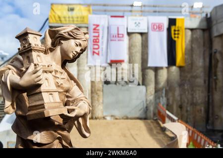 Heilige Barbara. Symbolischer Tunneldurchschlag an der 660 Meter langen genannt große Wendlinger Kurve. Der Tunnel verbindet die Bahnstrecke Plochingen-Tübingen mit der neuen Schnellfahrstrecke nach Ulm. Die verbesserte Tunnelanbindung ist ein Projektwunsch des Landes Baden-Württemberg, das die Mehrkosten auch überwiegend finanziert. // 20.02.2024: Oberbohingen, Baden-Württemberg, Deutschland, Europa. *** St. Barbara symbolischer Tunneldurchbruch an der 660 Meter langen sogenannten Großen Wendlingkurve der Tunnel verbindet die Bahnstrecke Plochingen Tübingen mit der neuen Hochgeschwindigkeitsstrecke Stockfoto