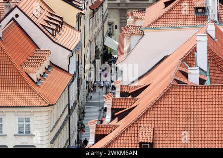 Prag, Tschechische Republik, 26. Juli: Touristen spazieren durch die engen Gassen der Prager Altstadt. Blick von oben auf die Stadt Prag, 26. Juli 2022. Stockfoto
