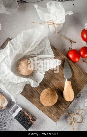 Käsebalper knolle mit schwarzem Pfeffer und Gewürzen. Käse in Form von kleinen Kugeln. Schweizer Käse. Gourmet-Vorspeise. Stockfoto