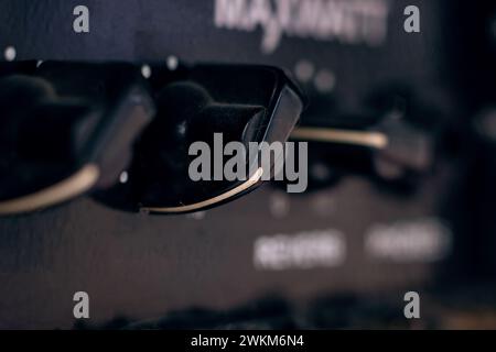 Knöpfe am Gitarrenverstärker Nahaufnahme, Makrofoto Stockfoto