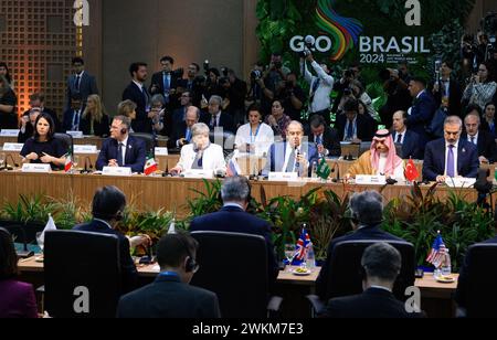 21. Februar 2024, Brasilien, Rio de Janeiro: Annalena Baerbock (l-r, Allianz 90/die Grünen), Außenminister Edmondo Cirielli, Stellvertretende Außenministerin Italiens, Alicia Barcena Ibarra, Außenminister Mexikos, Sergej Lawrow, Außenminister Russlands, Prinz Faisal bin Farhan bin Abdullah Al-Saud, Außenminister Saudi-Arabiens, und Hakan Fidan, Außenminister der Türkei, sitzt Seite an Seite bei der ersten Arbeitssitzung des G20-Außenministertreffens in Rio de Janeiro zum Thema "die Rolle der G20 bei der Bewältigung der anhaltenden internationalen Spannungen". Foto: Bernd von Jutrczenka/dpa Stockfoto