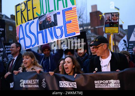 21. Februar 2024: Am zweiten Tag der Berufung gegen die Auslieferung an die Vereinigten Staaten marschieren seine Anhänger vom High Court zur Downing Street. Der marsch ist seine Frau Stella Assange. Stockfoto