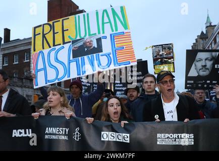 London, Großbritannien. Februar 2024. Anhänger von Julian Assange marschieren gegen seine Auslieferung in die Vereinigten Staaten, wo er am Donnerstag, den 21. Februar 2024, möglicherweise hinter Gittern vor den Royal Courts of Justice in London leben wird. Die zweitägige Anhörung vor einem Richter ist die letzte Chance für Julian Assange, einen Appell zu erhalten, seine Auslieferung zu stoppen. Foto: Hugo Philpott/UPI Credit: UPI/Alamy Live News Stockfoto