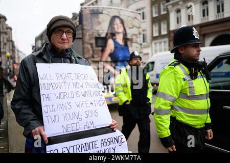 21. Februar 2024: Zum zweiten Tag versammeln sich Demonstranten vor dem High Court zur Unterstützung von Julian Assange, während der WikiLeaks-Gründer die Auslieferung an die Vereinigten Staaten kämpft. Der in Australien geborene Assange soll über einen Videolink aus dem Hochsicherheitsgefängnis Belmarsh, in dem er festgehalten wird, aussagen. Stockfoto