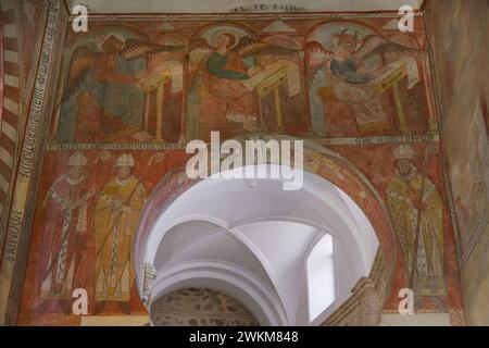 Spanien, Toledo. Kirche San Román. Erbaut im Mudéjar-Stil im 13. Jahrhundert. Gemälde an der Ostfassade des Kirchenschiffs. Im oberen Teil: St. Matthäus, St. Markus und St. Lukas, drei der Evangelisten. Sie werden geflügelt dargestellt und mit ihrem Zoomorphsymbol, wie sie die Evangelien schreiben, verändert. Im unteren Teil befinden sich drei Bekenner der katholischen Kirche: Der heilige Eugen, der heilige Isidor und der heilige Gregor. Stockfoto