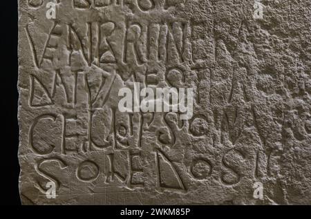 Fragment des Grabsteins von Inma Frita. Die Inschrift ist Inma Frita gewidmet, einer wegotischen Toledanerin, die am 8. November 617 der spanischen Ära (579) im Alter von 35 Jahren starb. Details. Kalkstein. Von Toledos archäologischer Ausgrabungsstätte Vega Baja, Spanien. Museum der wegotischen Räte und Kultur. Toledo, Kastilien-La Mancha, Spanien. Stockfoto