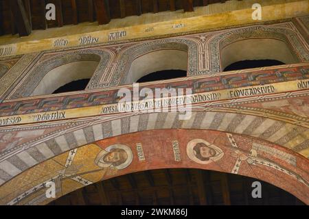 Spanien, Toledo. Kirche San Román. Erbaut im Mudéjar-Stil im 13. Jahrhundert. Gemälde der Arkade, die das Mittelschiff vom Süden trennt und die Bischöfe Saint Leander und Saint Ambrosius darstellen. Stockfoto