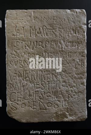 Fragment des Grabsteins von Inma Frita. Die Inschrift ist Inma Frita gewidmet, einer wegotischen Toledanerin, die am 8. November 617 der spanischen Ära (579) im Alter von 35 Jahren starb. Kalkstein. Von Toledos archäologischer Ausgrabungsstätte Vega Baja, Spanien. Museum der wegotischen Räte und Kultur. Toledo, Kastilien-La Mancha, Spanien. Stockfoto