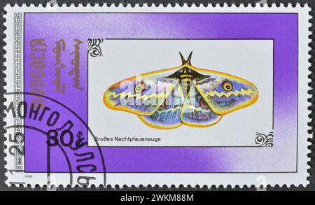 Von der Mongolei gedruckte gestempelte Briefmarke, die große Kaisermotte (Saturnia pyri) zeigt, um 1990. Stockfoto