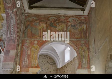 Spanien, Toledo. Kirche San Román. Erbaut im Mudéjar-Stil im 13. Jahrhundert. Gemälde an der Ostfassade des Kirchenschiffs. Im oberen Teil: St. Matthäus, St. Markus und St. Lukas, drei der Evangelisten. Sie werden geflügelt dargestellt und mit ihrem Zoomorphsymbol, wie sie die Evangelien schreiben, verändert. Im unteren Teil befinden sich drei Bekenner der katholischen Kirche: Der heilige Eugen, der heilige Isidor und der heilige Gregor. Stockfoto