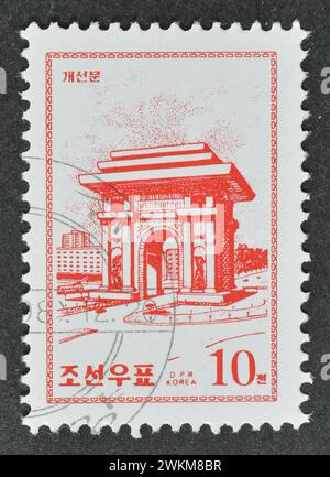 Von Nordkorea gedruckte Briefmarke, die den Triumphbogen in Pjöngjang zeigt, um 1998. Stockfoto