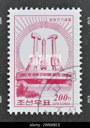 Von Nordkorea gedruckte Briefmarke, die das Parteigründungsdenkmal zeigt, um 2002. Stockfoto