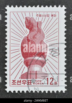 Von Nordkorea gedruckte Briefmarke, die die Spitze des Juche-Turms, Pjöngjang, um 2009 zeigt. Stockfoto