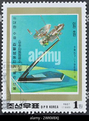 Von Nordkorea gedruckte Briefmarke, die das Diagramm der automatischen Raumstation, Internationale Freundschaftsausstellung, um 1998 zeigt. Stockfoto