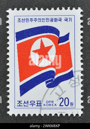 Gestempelte Briefmarke von Nordkorea, die Nationalflagge zeigt, um 2009. Stockfoto