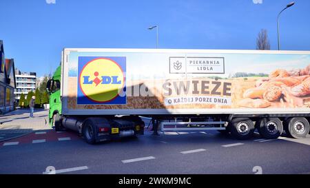 Warschau, Polen. 16. Februar 2024. Lidl Signieren. Firmenschild Lidl. Lidl Truck liefert Lebensmittel und Waren zum Discount Supermarkt. Stockfoto