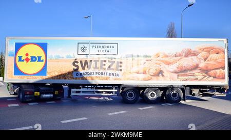 Warschau, Polen. 16. Februar 2024. Lidl Signieren. Firmenschild Lidl. Lidl Truck liefert Lebensmittel und Waren zum Discount Supermarkt. Stockfoto