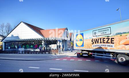 Warschau, Polen. 16. Februar 2024. Lidl Signieren. Firmenschild Lidl. Lidl Truck liefert Lebensmittel und Waren zum Discount Supermarkt. Stockfoto