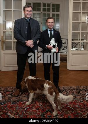 Stockholm, Schweden. Februar 2024. Markus Söder (l, CSU), Ministerpräsident Bayerns, wird von Ulf Kristersson, Ministerpräsident Schwedens, und seinem Hund Winston in Sagerska Huset begrüßt. Bayerns Ministerpräsident Söder reist von Mittwoch bis Freitag nach Schweden. Quelle: Sven Hoppe/dpa/Alamy Live News Stockfoto