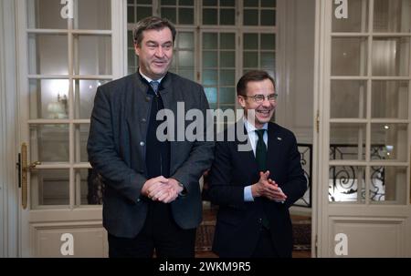 Stockholm, Schweden. Februar 2024. Markus Söder (l, CSU), Ministerpräsident Bayerns, wird von Ulf Kristersson, Ministerpräsident Schwedens, in Sagerska Huset begrüßt. Bayerns Ministerpräsident Söder reist von Mittwoch bis Freitag nach Schweden. Quelle: Sven Hoppe/dpa/Alamy Live News Stockfoto