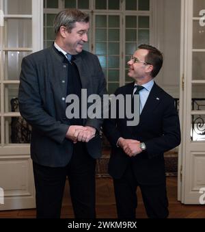 Stockholm, Schweden. Februar 2024. Markus Söder (l, CSU), Ministerpräsident Bayerns, wird von Ulf Kristersson, Ministerpräsident Schwedens, in Sagerska Huset begrüßt. Bayerns Ministerpräsident Söder reist von Mittwoch bis Freitag nach Schweden. Quelle: Sven Hoppe/dpa/Alamy Live News Stockfoto