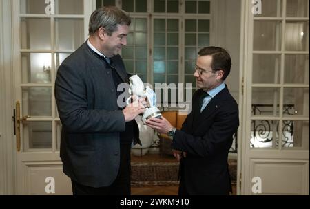 Stockholm, Schweden. Februar 2024. Markus Söder (l, CSU), Ministerpräsident Bayerns, wird von Ulf Kristersson, Ministerpräsident Schwedens, in Sagerska Huset begrüßt. Bayerns Ministerpräsident Söder reist von Mittwoch bis Freitag nach Schweden. Quelle: Sven Hoppe/dpa/Alamy Live News Stockfoto