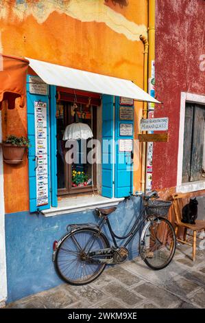 Burano, Italien – 25. Februar 2023: Die farbenfrohe Front der kleinen Glasfabrik in Burano Italien Stockfoto