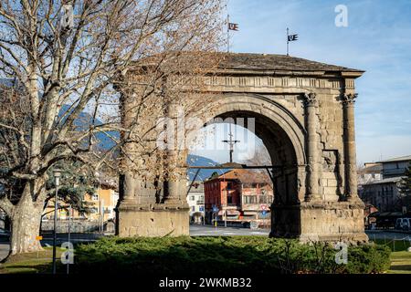 Der Augustusbogen (Arc d’Auguste) ist ein Denkmal in der Stadt Aosta, Norditalien, das 25 v. Chr. anlässlich des römischen siegers errichtet wurde Stockfoto