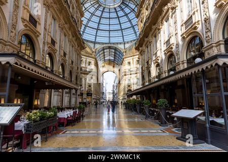 Galleria Vittoria Emanuele II, ein gehobenes Einkaufszentrum, das im 19. Jahrhundert erbaut wurde und neben dem Dom liegt, ist mit Stahl und Glas überdacht und mit einer Schenkung versehen Stockfoto