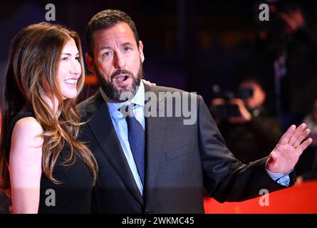 Berlin, Deutschland. Februar 2024. Adam Sandler, Schauspieler, und seine Frau Jackie nehmen an der Premiere des Films Spaceman auf der diesjährigen Berlinale Teil. Die 74. Internationalen Filmfestspiele Berlin finden vom 15. Bis 25. Februar 2024 statt. Quelle: Britta Pedersen/dpa/Alamy Live News Stockfoto