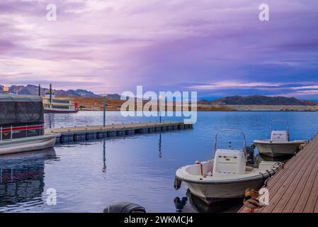 Die ruhige Lake Mead Marina mit Booten, die an einem hölzernen Pier angedockt sind. Im Vordergrund liegen zwei kleine Boote, der Yachthafen wirkt ruhig und still Stockfoto