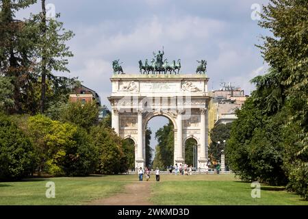Porta Sempione, ein Tor in Mailand, ist durch das Wahrzeichen des Friedensbogens markiert und stellt den Ort dar, an dem viele prominente Ereignisse in der Geschichte Mailands stattfinden. Stockfoto