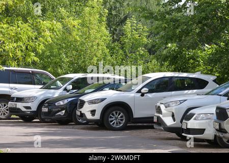Moskau, Russland - 11. Juni 2023. Parkplatz auf dem Parkplatz in der Nähe des Parkplatzes Stockfoto