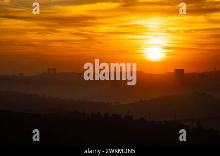 Ein goldener Sonnenaufgang am bewölkten Himmel über Jerusalem, Israel, bringt die Bergrücken der Judäa-Berge hervor. Stockfoto