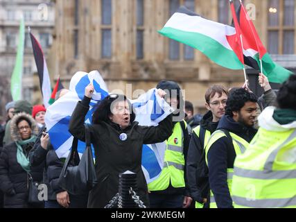 London, UK, 21. Februar 2024. Die Spaltungen außerhalb des Parlaments spiegelten das Chaos im Unterhaus wider, als der Sprecher Lindsay Hoyle mit dem Protokoll brach. Die israelischen Gegenprotestierenden wollten ihre Stimme hören lassen, während Pro-palästinensische Unterstützer sich anschlangen, um für ihre Abgeordneten zu werben, um für einen sofortigen Waffenstillstand in Gaza zu stimmen. Kredit : Monica Wells/Alamy Live News Stockfoto