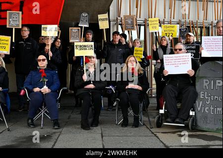 Edinburgh, Schottland, Großbritannien. Februar 2024. Prof Sam Eljamel protestierte außerhalb von Holyrood von betroffenen Patienten und protestierte wegen "Dithering" gegen die Verzögerung der öffentlichen Untersuchung der Affäre. Quelle: Craig Brown/Alamy Live News. Stockfoto