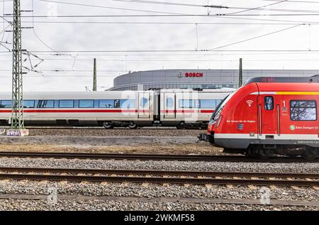 Fahrende S-Bahn unterwegs in der Region Stuttgart, Feuerbach. Bosch Digital, Bosch IT-Campus, Gebäude 701. / 20.02.2024: Stuttgart, Baden-Württemberg, Deutschland, Europa. *** Mobile S-Bahn in Bewegung in der Region Stuttgart, Feuerbach Bosch Digital, Bosch IT Campus, Gebäude 701 20 02 2024 Stuttgart, Baden Württemberg, Deutschland, Europa Stockfoto