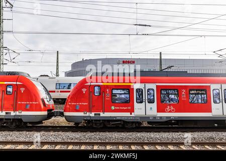 Fahrende S-Bahn unterwegs in der Region Stuttgart, Feuerbach. Bosch Digital, Bosch IT-Campus, Gebäude 701. / 20.02.2024: Stuttgart, Baden-Württemberg, Deutschland, Europa. *** Mobile S-Bahn in Bewegung in der Region Stuttgart, Feuerbach Bosch Digital, Bosch IT Campus, Gebäude 701 20 02 2024 Stuttgart, Baden Württemberg, Deutschland, Europa Stockfoto