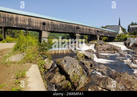 Die Bath Covered Bridge in Bath, New Hampshire. Diese historische überdachte Brücke überquert den Ammonoosuc River. Stockfoto