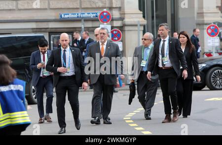 Der Präsident der Republik Guatemala, Bernardo Arevalo mit orangefarbener Krawatte in Begleitung bei der Münchner Sicherheitskonferenz MSC. Der Präsident der Republik Guatemala, Bernardo Arevalo mit orangefarbener Krawatte in Begleitung bei der Münchner Sicherheitskonferenz MSC. München Bayern Deutschland *** der Präsident der Republik Guatemala, Bernardo Arevalo mit orangefarbener Krawatte in Gesellschaft auf der Münchner Sicherheitskonferenz MSC der Präsident der Republik Guatemala, Bernardo Arevalo mit orangefarbener Krawatte in Gesellschaft auf der Münchner Sicherheitskonferenz MSC München Bayern Deutschland Stockfoto