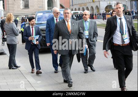 Der Präsident der Republik Guatemala, Bernardo Arevalo mit orangefarbener Krawatte in Begleitung bei der Münchner Sicherheitskonferenz MSC. Der Präsident der Republik Guatemala, Bernardo Arevalo mit orangefarbener Krawatte in Begleitung bei der Münchner Sicherheitskonferenz MSC. München Bayern Deutschland *** der Präsident der Republik Guatemala, Bernardo Arevalo mit orangefarbener Krawatte in Gesellschaft auf der Münchner Sicherheitskonferenz MSC der Präsident der Republik Guatemala, Bernardo Arevalo mit orangefarbener Krawatte in Gesellschaft auf der Münchner Sicherheitskonferenz MSC München Bayern Deutschland Stockfoto