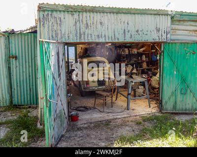 Rostiges italienisches Auto in der Garage Stockfoto