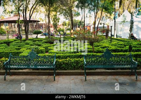 Verzierte Bänke auf der Plaza Hidalgo im Stadtteil Coyoacán von Mexiko-Stadt, Mexiko. Stockfoto